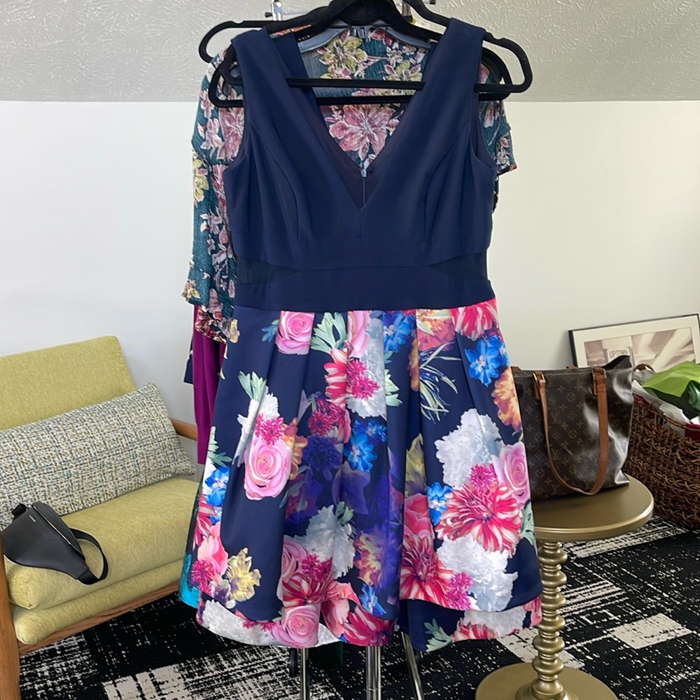 XSCAPE Floral Cocktail Dress Size 14P. This one has pockets!